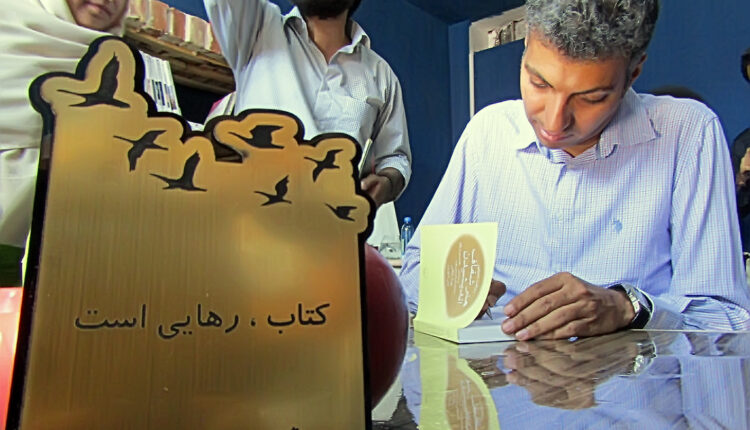 جشن امضای کتاب «هنر شفاف اندیشیدن» توسط عادل فردوسی‌پور | رفسنجان، گالری کتاب پستو