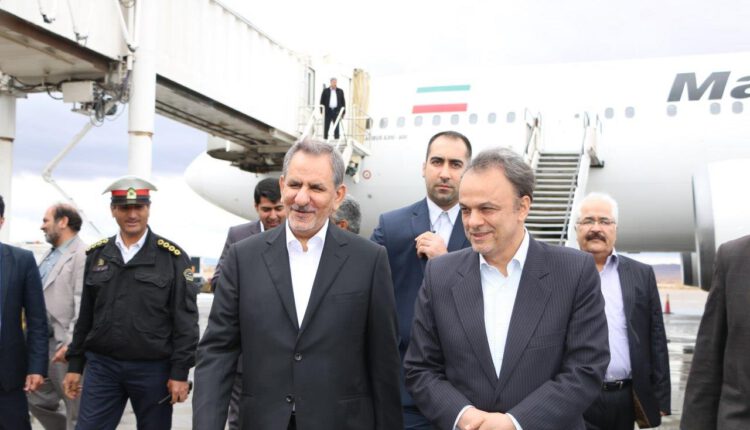 اسحاق جهانگیری و علیرضا رزم حسینی در فرودگاه کرمان